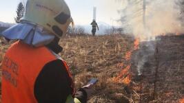 hasiči tráva FqOGNhfX0AA4vfU